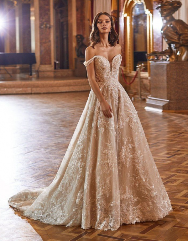 Gaun Ball Gown dengan detail berkilau